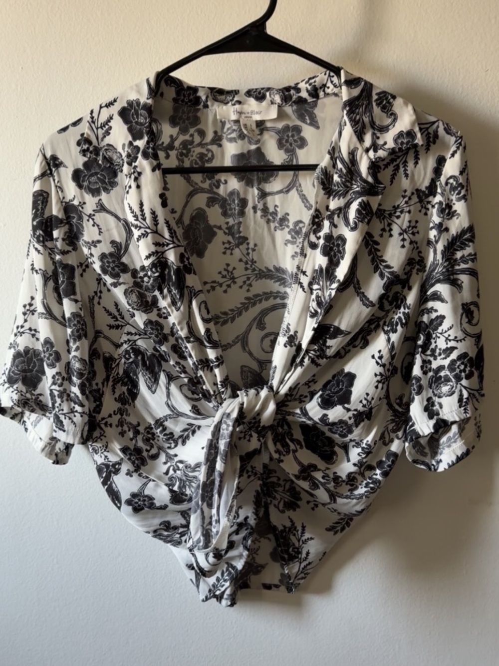Cropped Button Up or Tie Front Black And White Flower Print Breezy Blouse 🖤